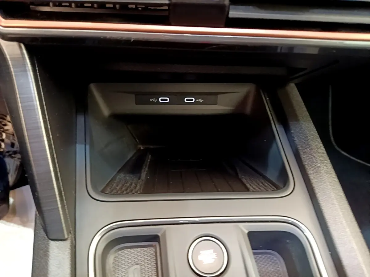 Gros plan sur la console centrale de la CUPRA Formentor 1.5 TSI Business Edition avec ports USB-C et bouton démarrage.