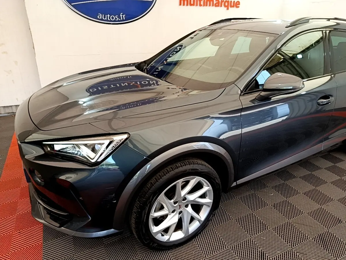 Vue 3/4 avant droit d'un CUPRA Formentor gris foncé avec jantes alliage et phares LED ellipsoïdaux.