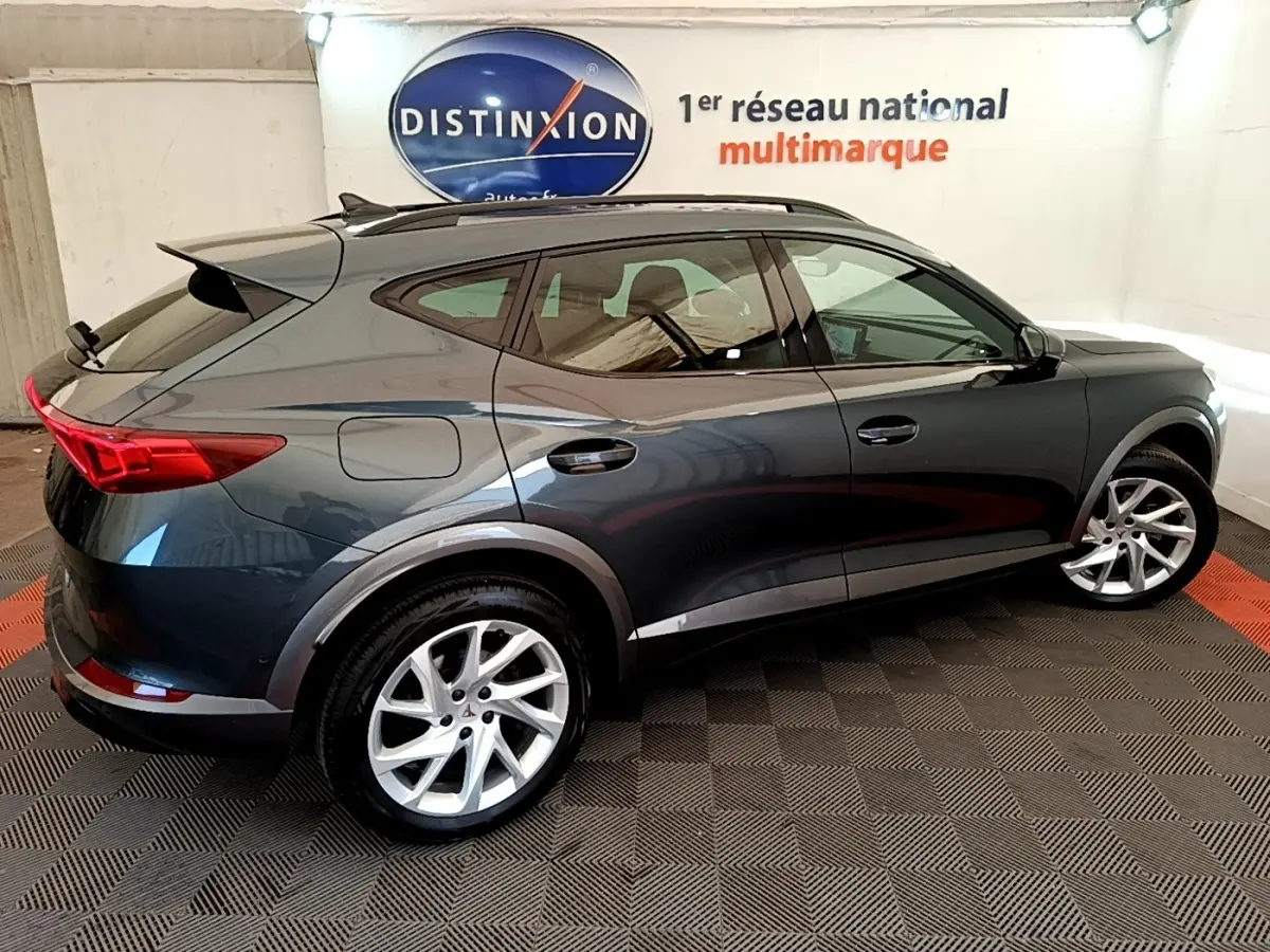 Vue latérale droite d'un CUPRA Formentor gris foncé 2022 avec jantes alliage et feux arrière LED distinctifs.