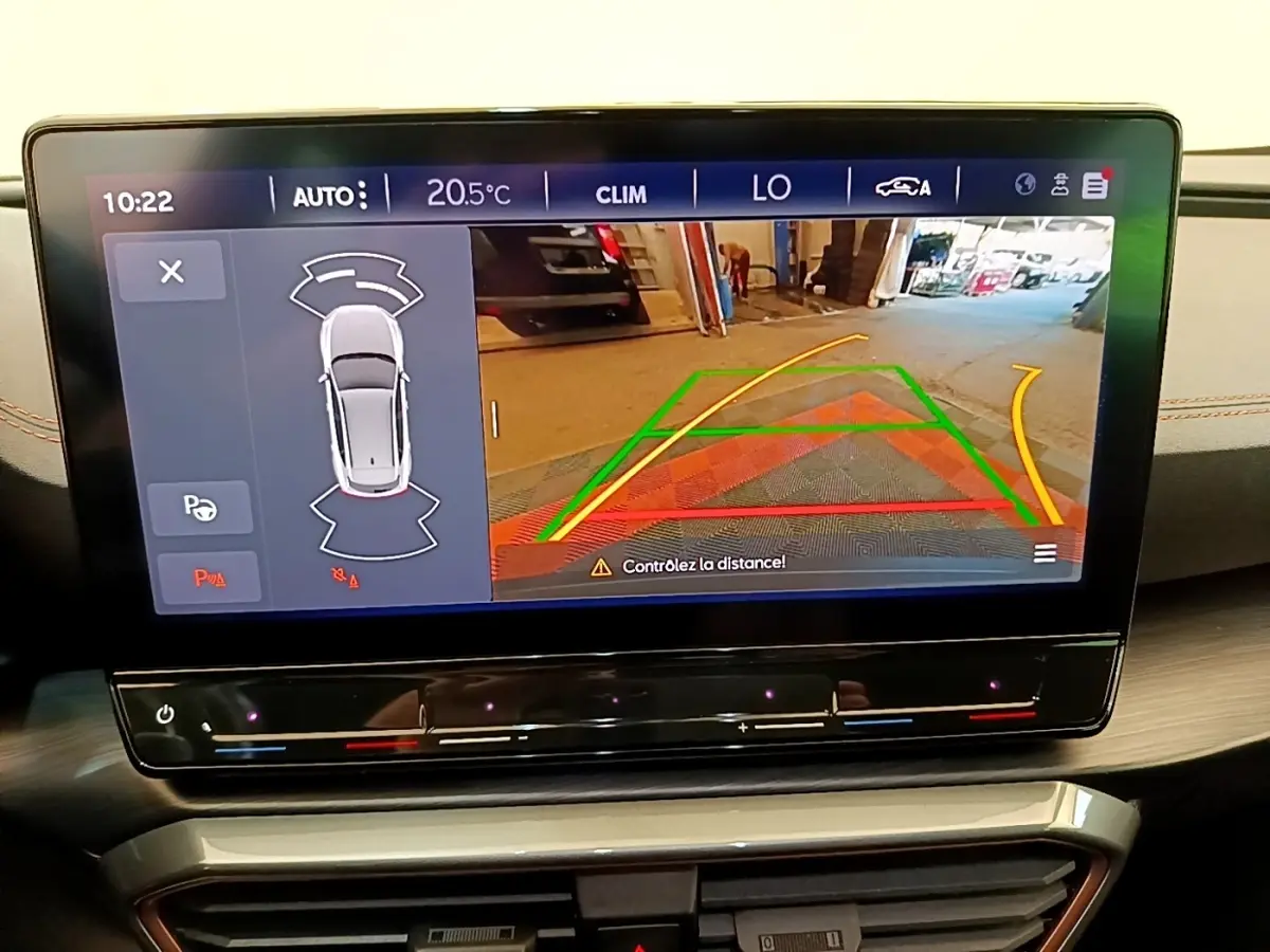 Écran tactile central affichant la caméra de recul et l'aide au stationnement du CUPRA Formentor gris foncé.