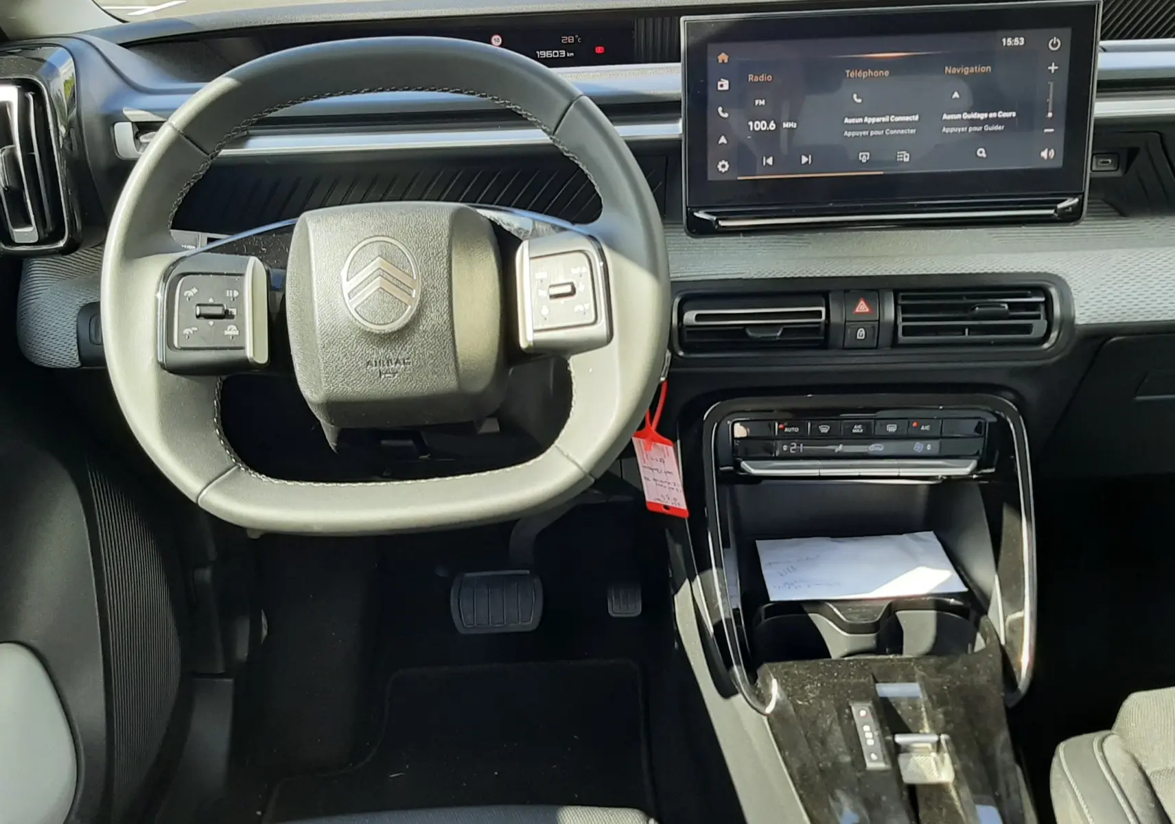 Vue intérieure centrée sur le volant et la console centrale du Citroën C3 Aircross 2025, finition hybride, avec écran tactile et commandes au volant.