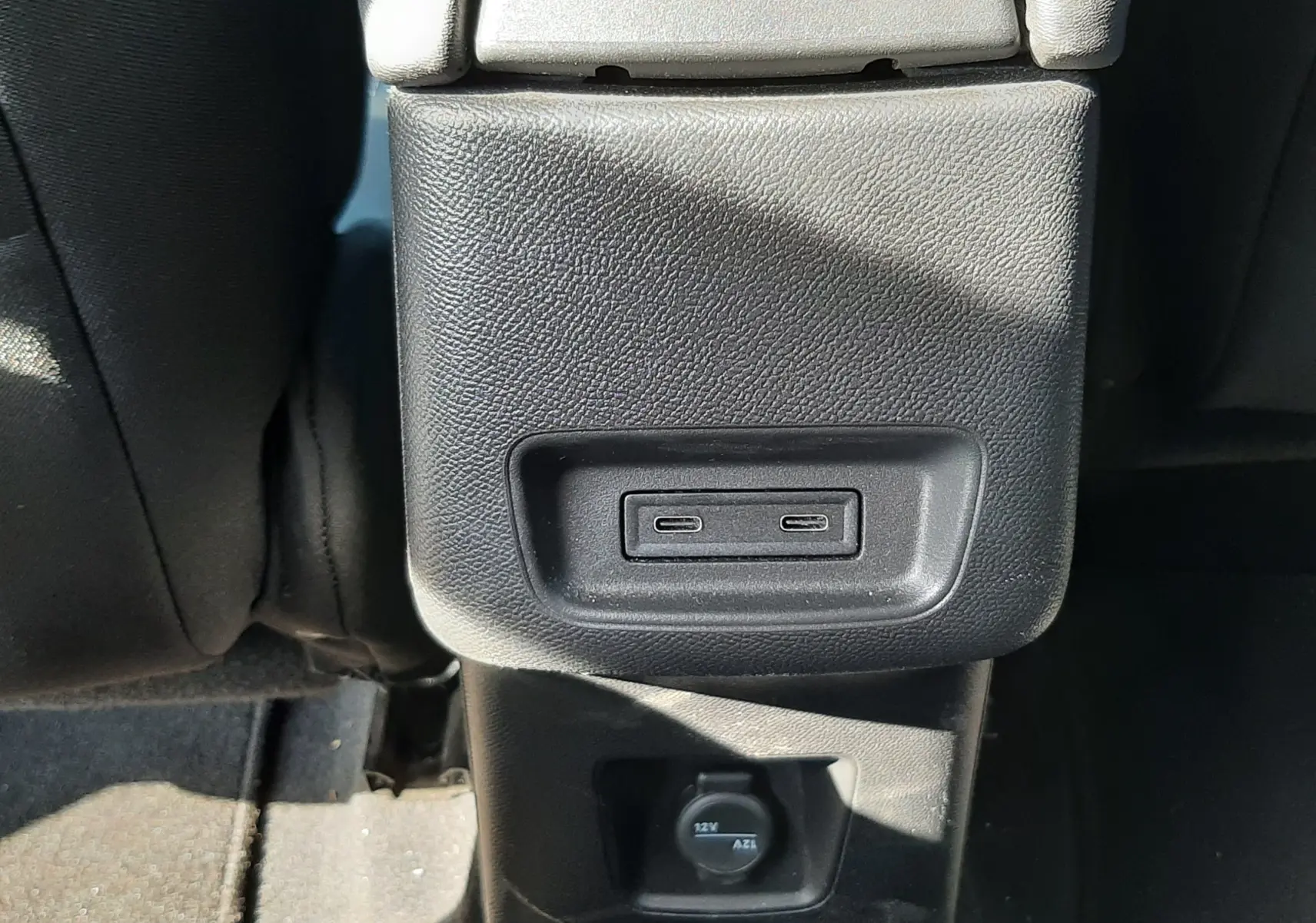 Gros plan sur la console arrière centrale du Citroën C3 Aircross 2025, montrant deux ports USB-C et une prise 12V.