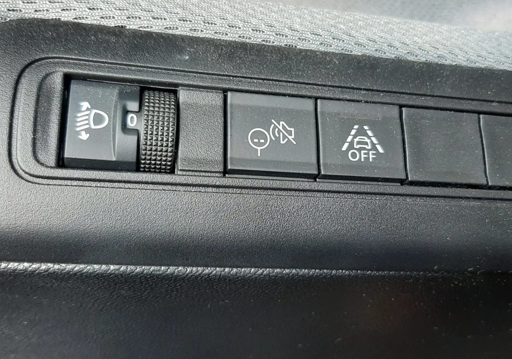 Détail intérieur montrant les commandes noires du tableau de bord du Citroën C3 Aircross 2025 hybride.