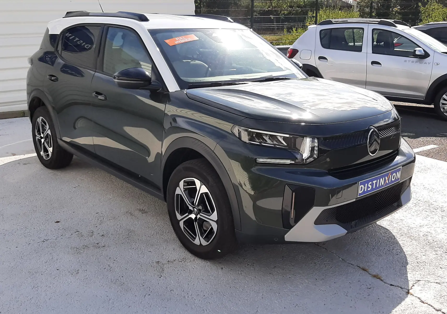 Citroën C3 Aircross 2025 vert Montana avec toit blanc, vue 3/4 avant droit, jantes bi-ton et calandre moderne.