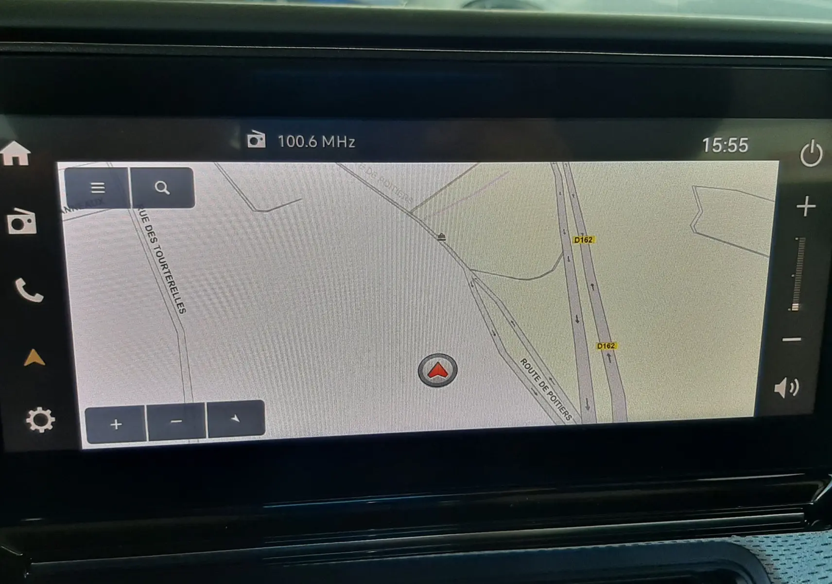 Écran tactile central montrant la navigation GPS, dans l'habitacle d'une Citroën C3 Aircross 2025 vert Montana toit blanc.