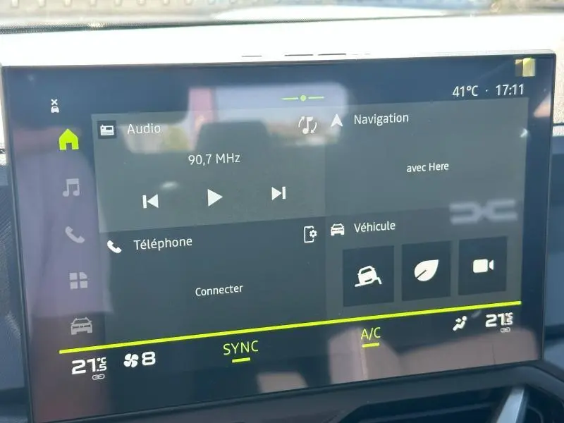 Écran tactile central du tableau de bord du Dacia Bigster blanc, affichant les commandes audio et navigation.