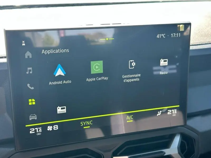 Écran tactile central affichant les applications Android Auto et Apple CarPlay dans le tableau de bord du Dacia Bigster blanc.