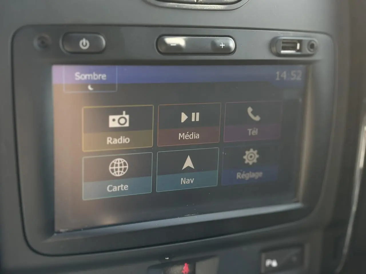 Écran tactile du GPS du Dacia Duster TCE 125 Explorer 2017 montrant les options radio, média et navigation.