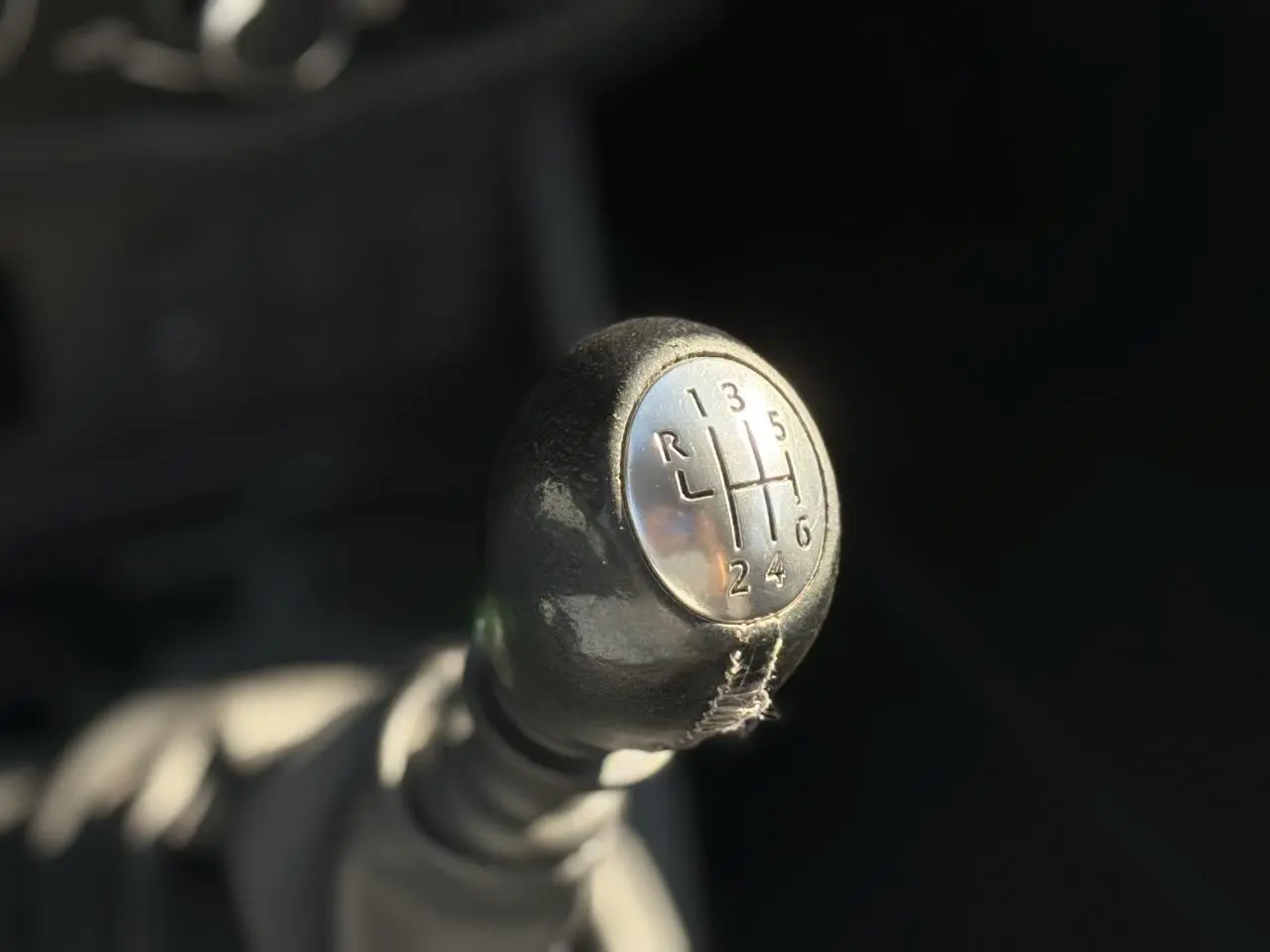 Le levier de vitesses manuel noir du Dacia Duster TCE 125 Explorer 2017 en gros plan intérieur.