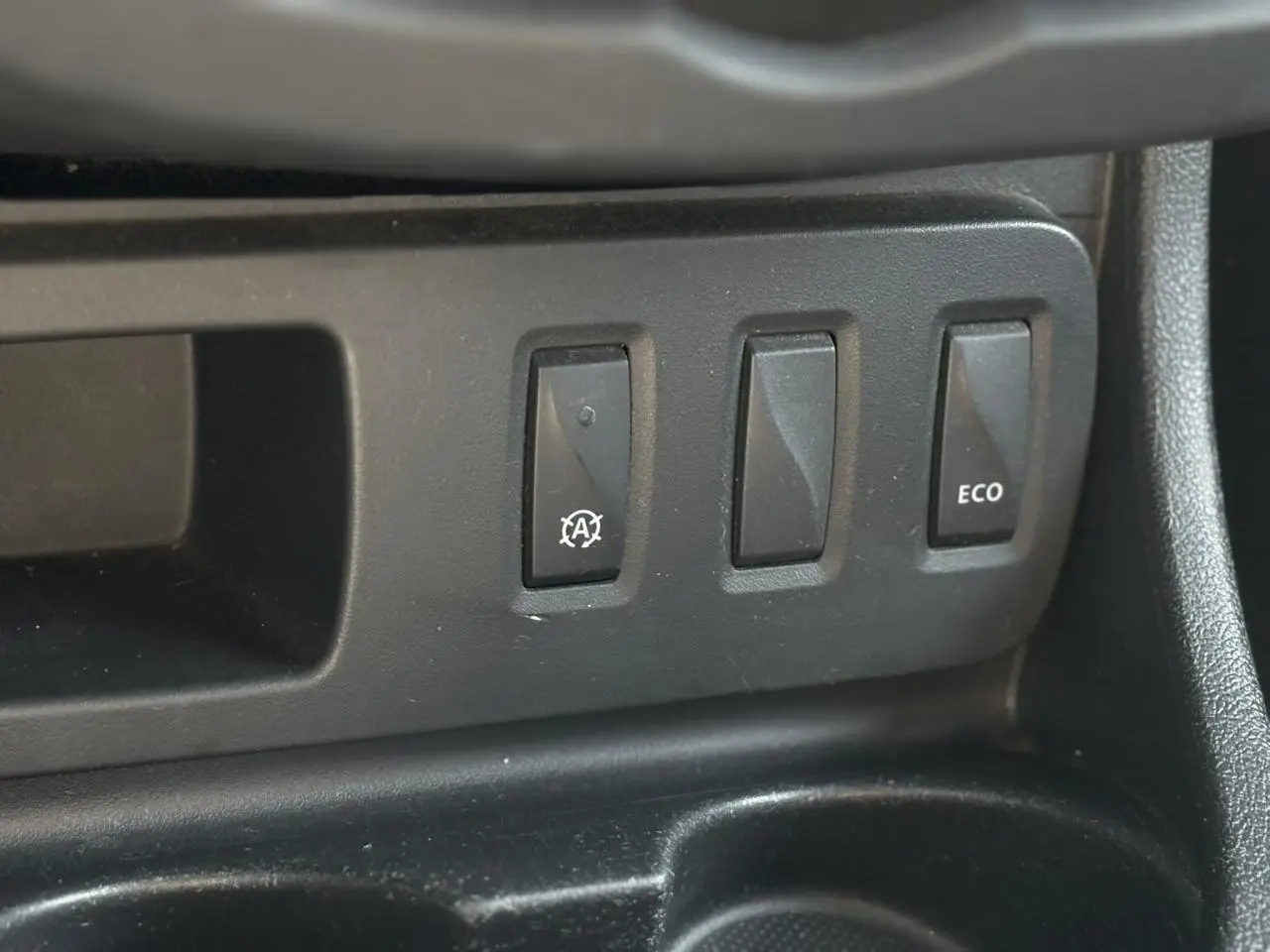 Gros plan sur les boutons de commande Stop & Start et mode Eco dans le Dacia Duster TCE 125 Explorer 2017.