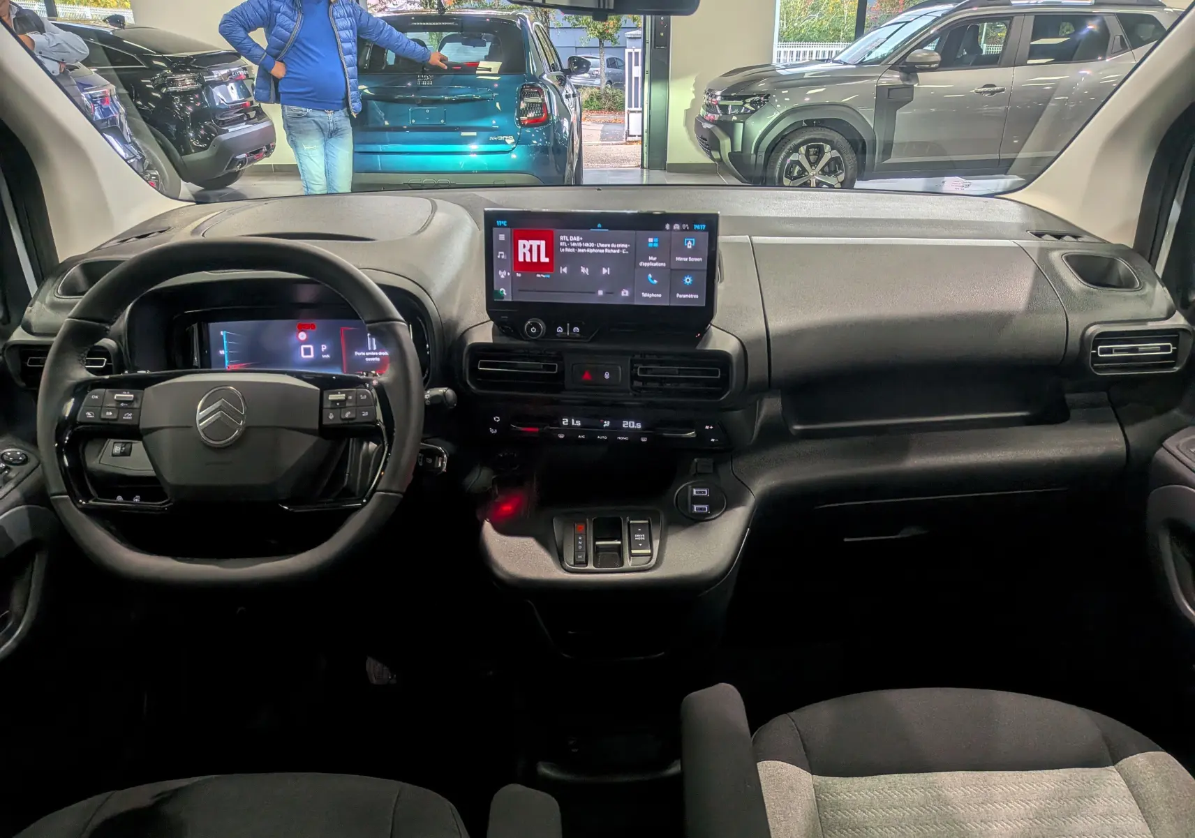 Vue intérieure du tableau de bord du Citroën Berlingo 2025, avec écran tactile central et volant multifonction noir.