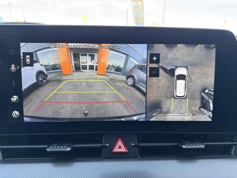 Écran intérieur du Kia Sportage 2022 affichant la caméra de recul et la vue 360° en mode stationnement.