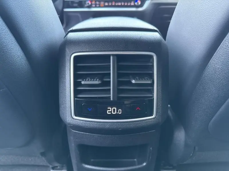Détail de la sortie d'air arrière avec réglage de température à 20°C dans l'habitacle noir du Kia Sportage 2022.