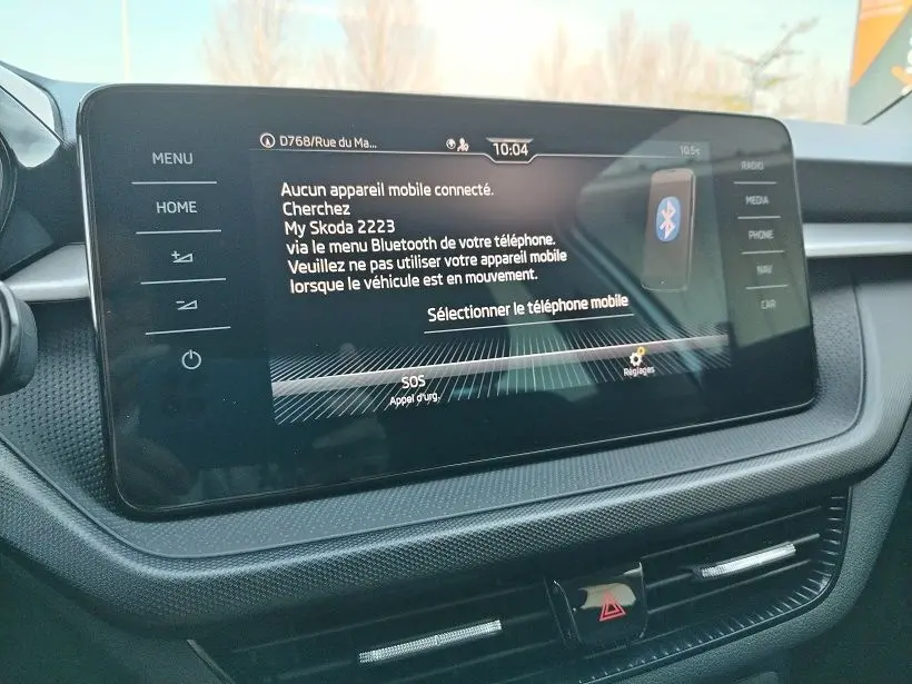 Écran tactile central de la Skoda Fabia 2023 blanc, affichant le menu Bluetooth et les réglages connectivité.