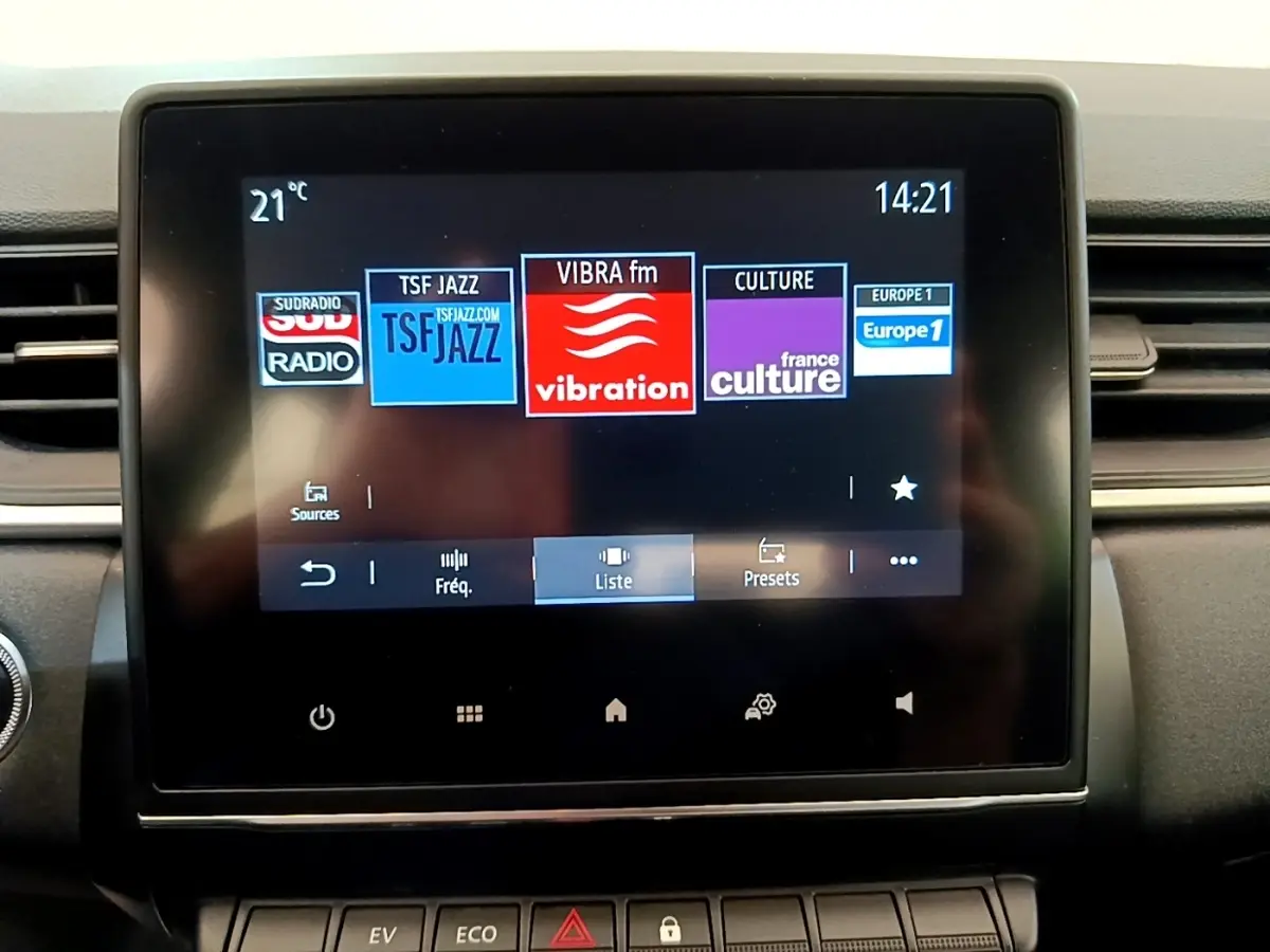 Écran tactile central du tableau de bord du Renault Captur Zen E-Tech hybride 2022 affichant plusieurs stations radio.