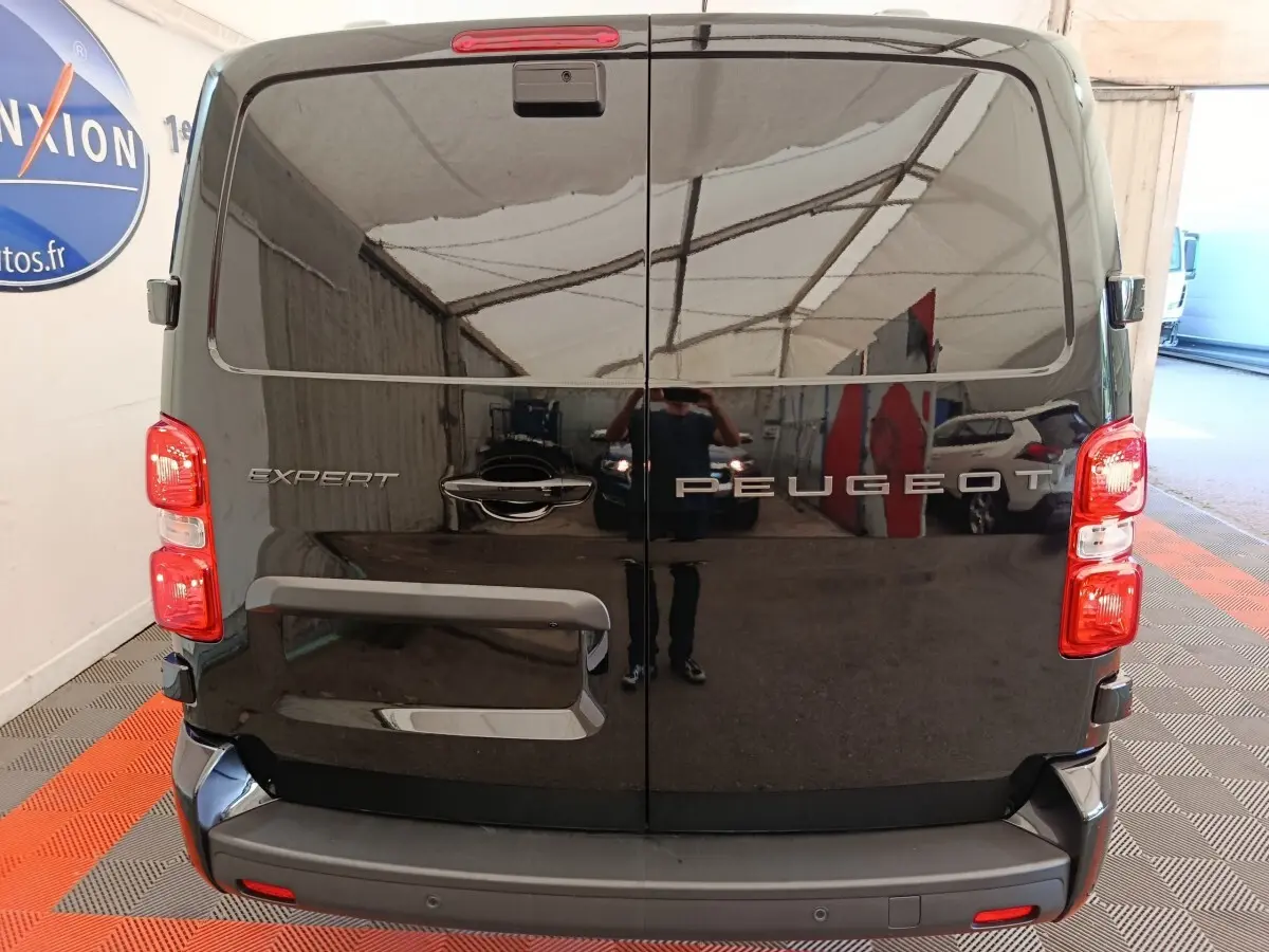Vue arrière du Peugeot Expert Fourgon XL noir, avec portes battantes fermées et feux arrière rouges visibles.