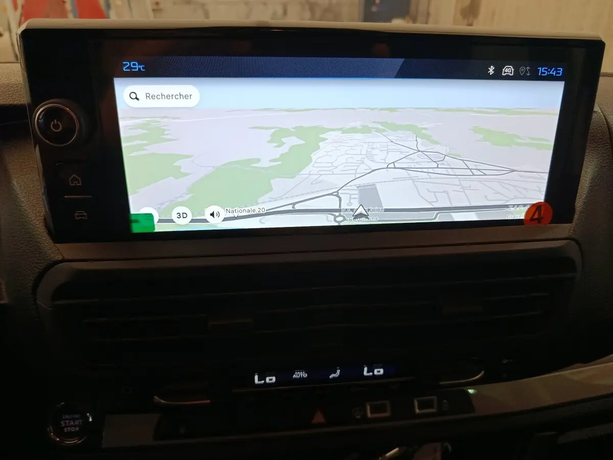 Vue rapprochée de l'écran tactile central du Peugeot Expert Fourgon XL noir, affichant la navigation GPS.