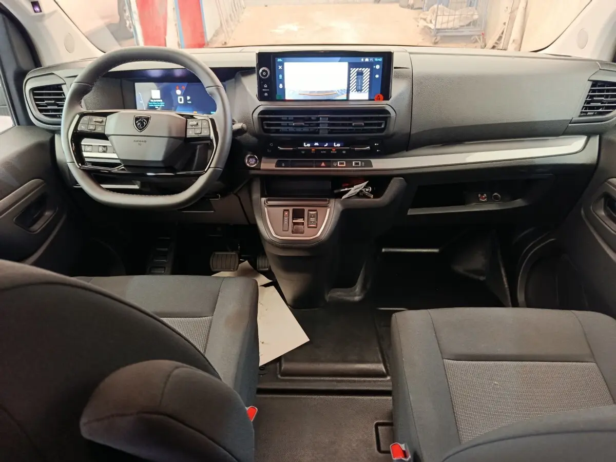 Vue intérieure avant du Peugeot Expert Fourgon XL Diesel 2026, tableau de bord noir avec écran tactile central et volant multifonctions.