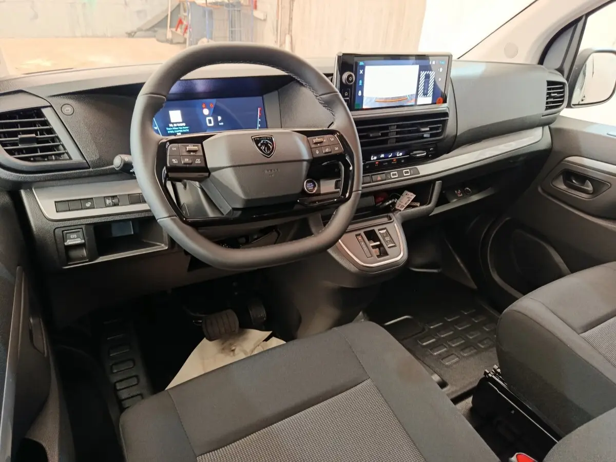 Vue intérieure côté conducteur du Peugeot Expert Fourgon XL 2026, tableau de bord moderne avec écran tactile et volant multifonction.