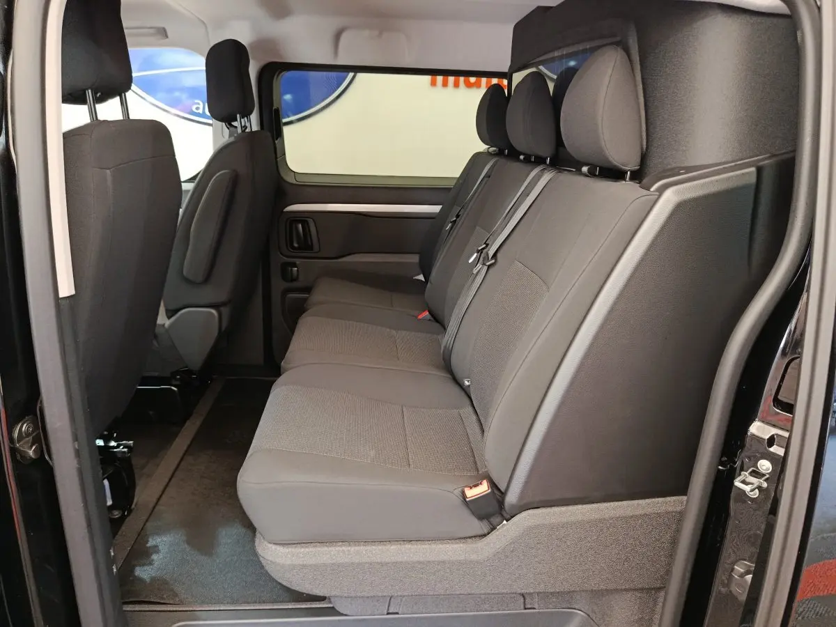 Vue intérieure côté droit du Peugeot Expert Fourgon XL noir 2026, montrant la banquette arrière 3 places en tissu gris.