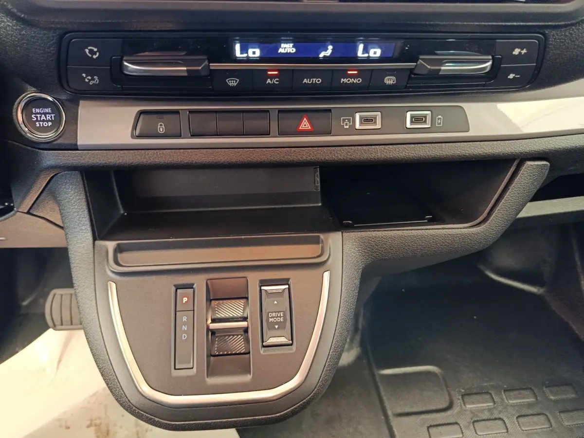Vue rapprochée de la console centrale noire du Peugeot Expert Fourgon XL Diesel 2026 avec commandes de climatisation et boîte auto.