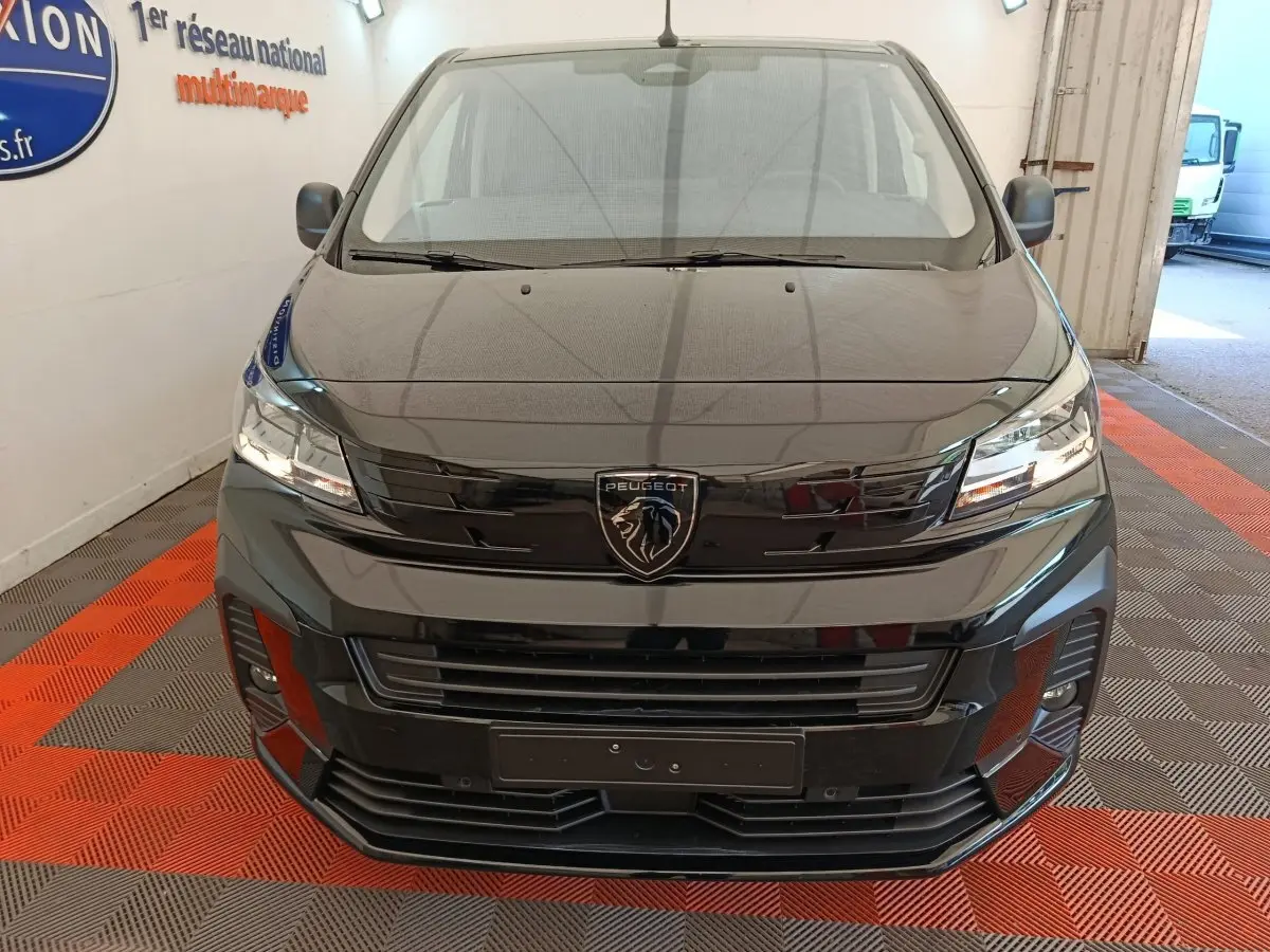 Vue avant du Peugeot Expert Fourgon XL noir, avec calandre noire brillante et logo Peugeot central bien visible.