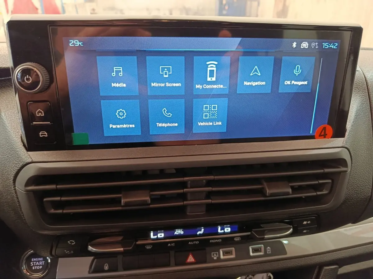 Écran tactile central du Peugeot Expert Fourgon XL Diesel 2026, affichant les options multimédia et navigation.