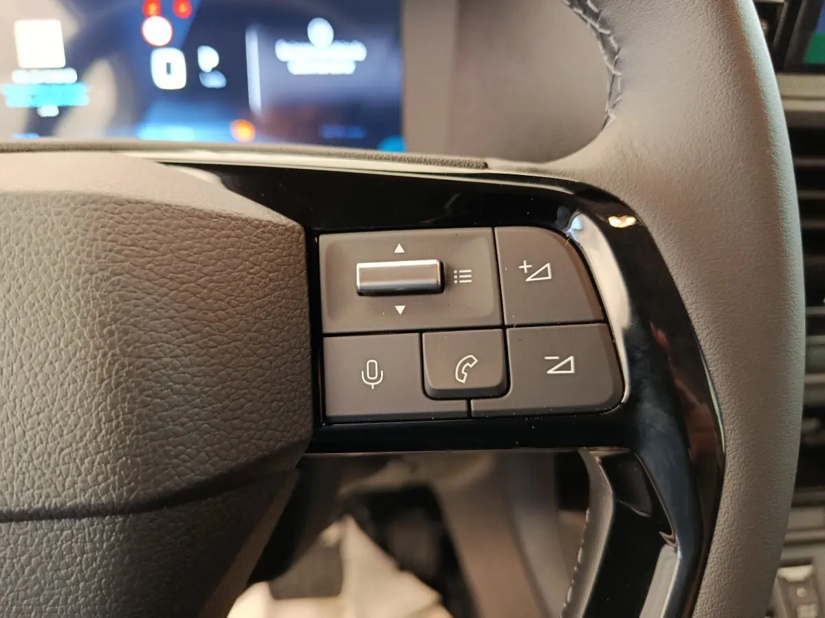 Gros plan sur les commandes multifonctions noires à droite du volant du Peugeot Expert Fourgon XL noir, intérieur moderne.