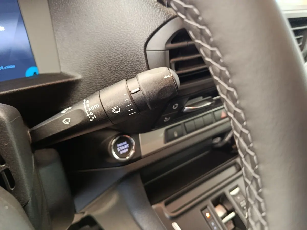 Gros plan intérieur sur le commodo d’essuie-glace et le bouton start/stop du Peugeot Expert Fourgon XL noir 2026.