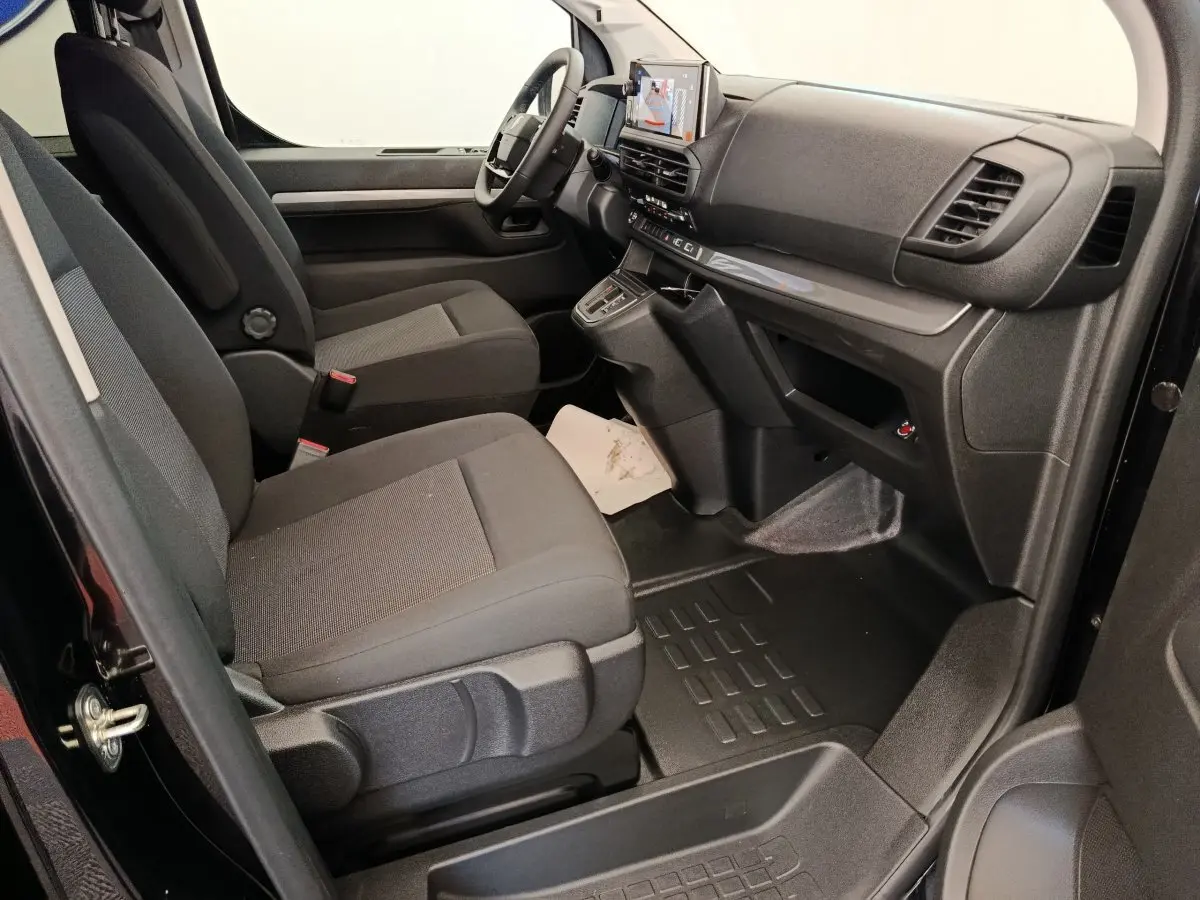 Vue intérieure côté conducteur du Peugeot Expert Fourgon XL noir 2026, montrant sièges et tableau de bord moderne.