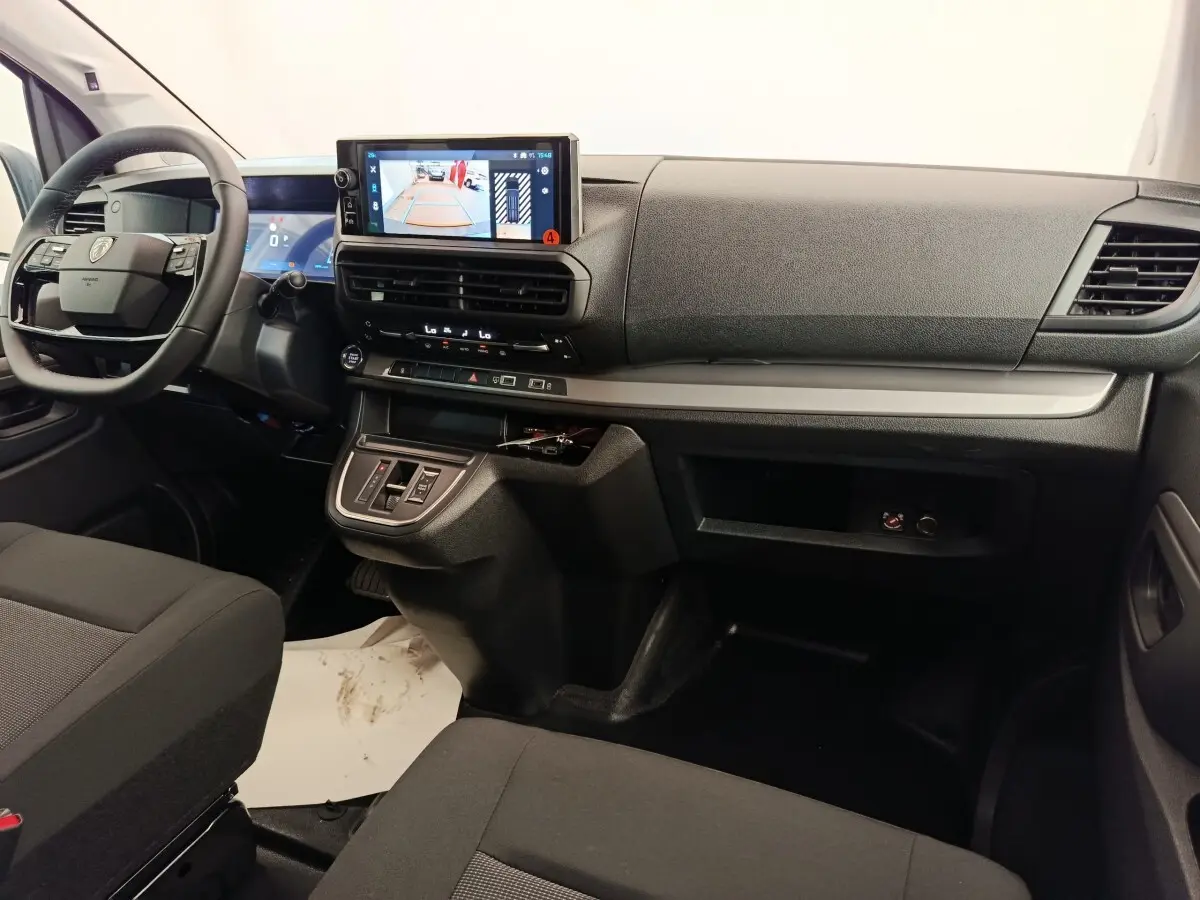 Vue intérieure côté passager du tableau de bord noir du Peugeot Expert Fourgon XL Diesel 2026 avec écran tactile central.