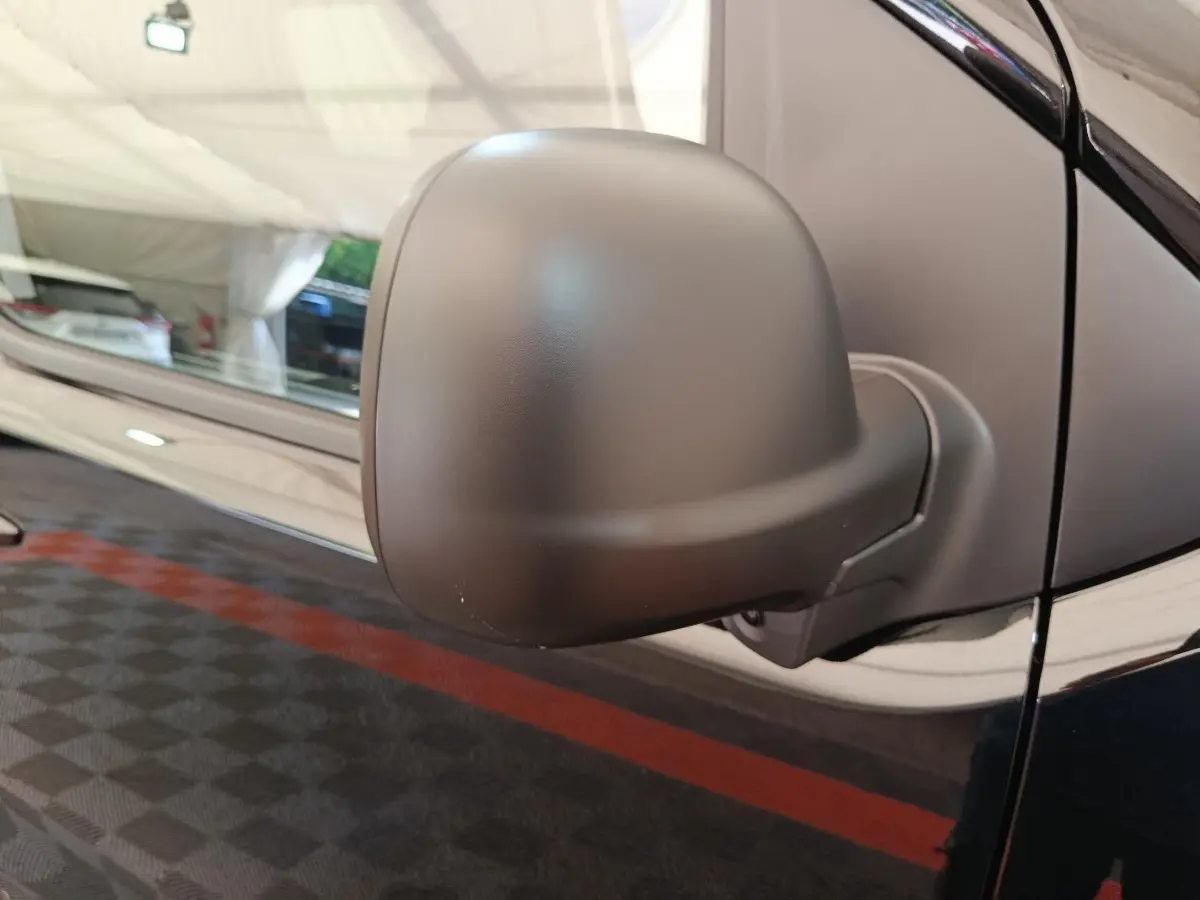Gros plan sur le rétroviseur droit noir mat du Peugeot Expert Fourgon XL Diesel 2026, avec carrosserie noire brillante en arrière-plan.