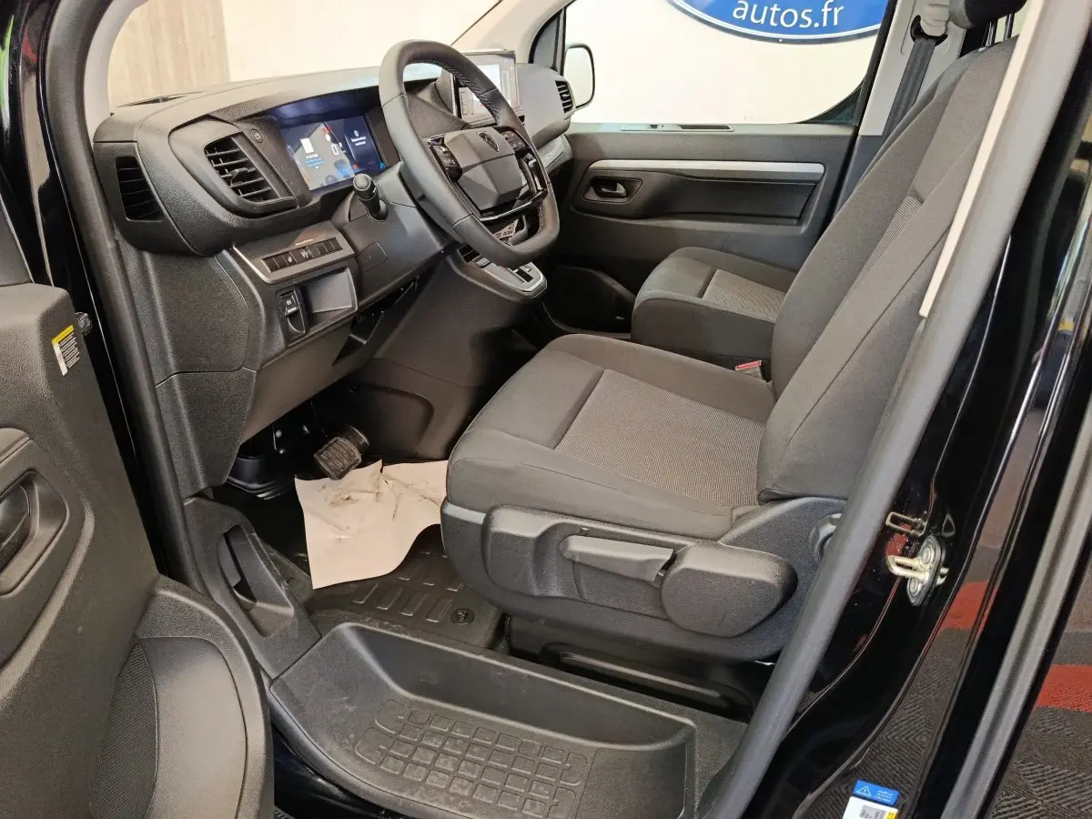 Vue intérieure côté conducteur du Peugeot Expert Fourgon XL noir 2026, sièges gris et tableau de bord moderne.