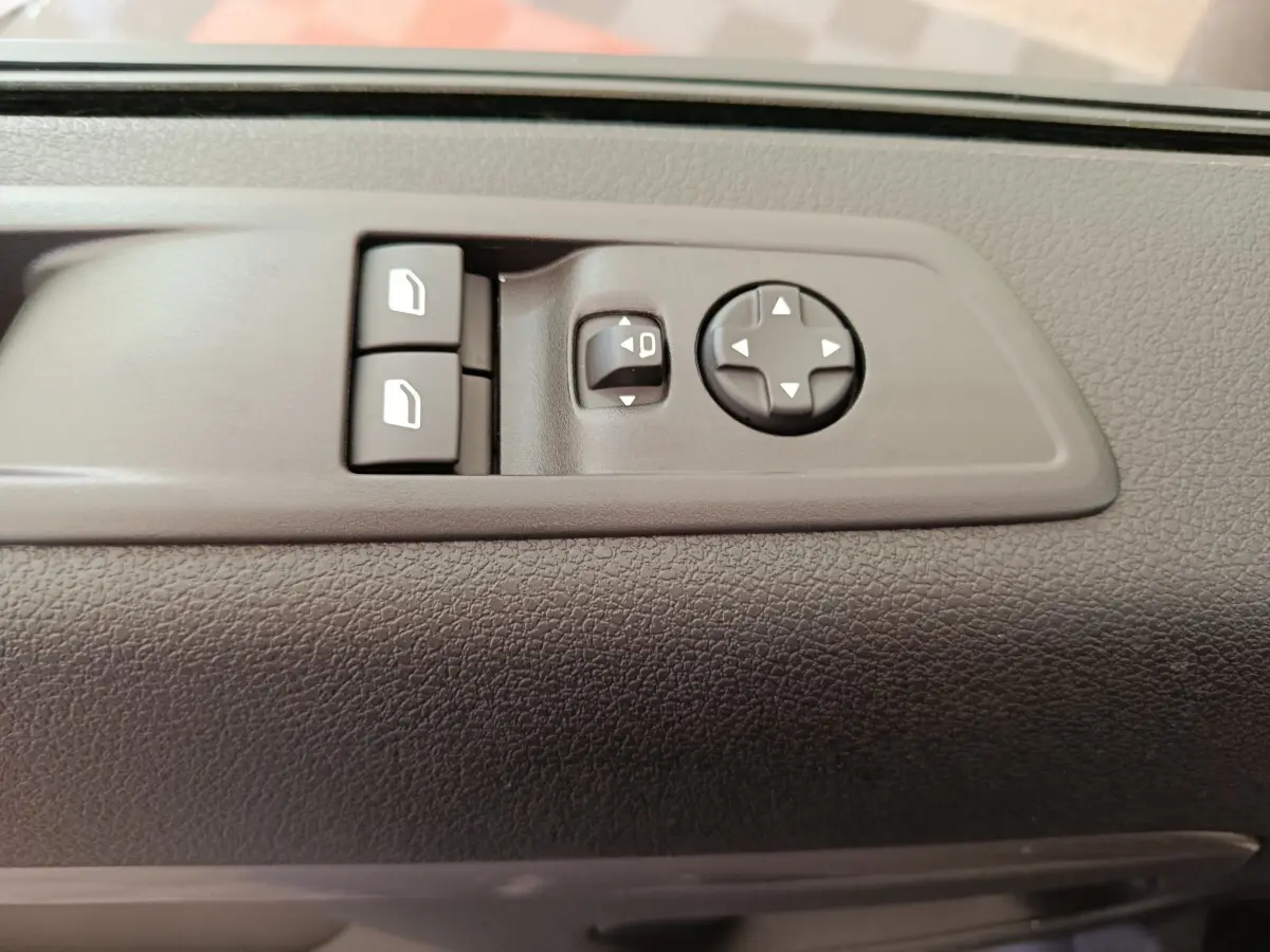 Détail des commandes de réglage des rétroviseurs et des vitres sur la porte intérieure noire du Peugeot Expert Fourgon XL Diesel 2026.