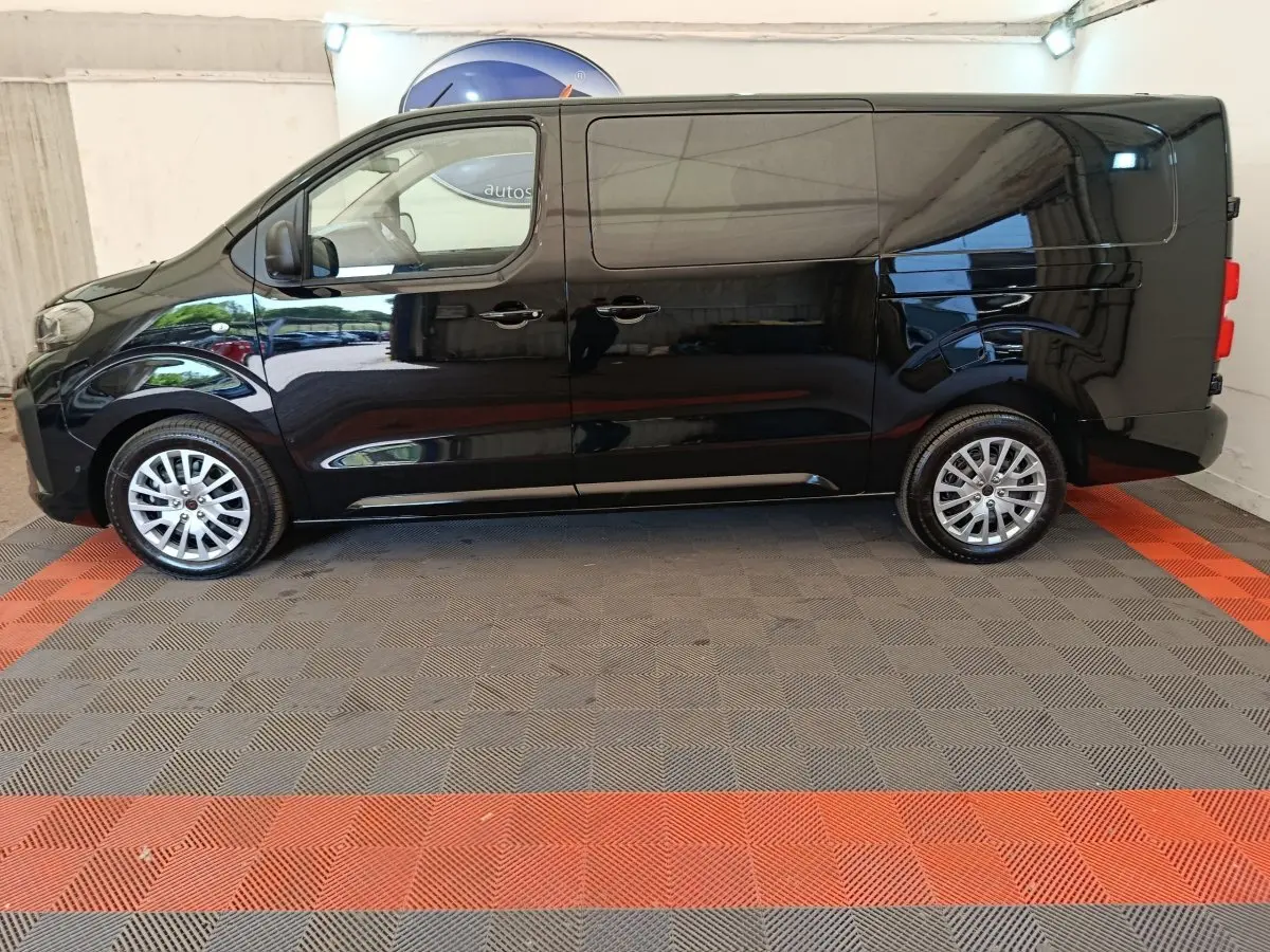 Peugeot Expert Fourgon XL noir vu de profil côté gauche, avec jantes alliage et porte latérale coulissante.