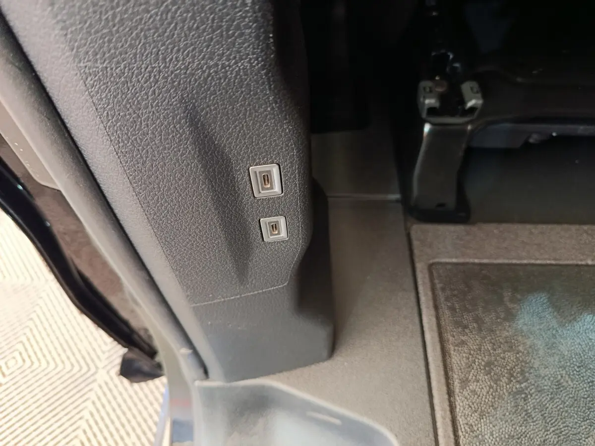 Gros plan sur deux ports USB intégrés dans la garniture intérieure noire côté droit du Peugeot Expert Fourgon XL.