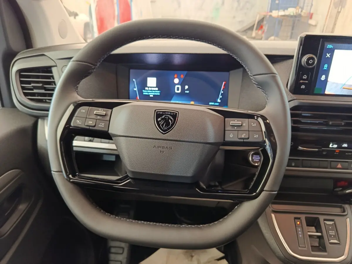 Vue rapprochée du volant multifonctions noir et du tableau de bord numérique du Peugeot Expert Fourgon XL Diesel 2026.