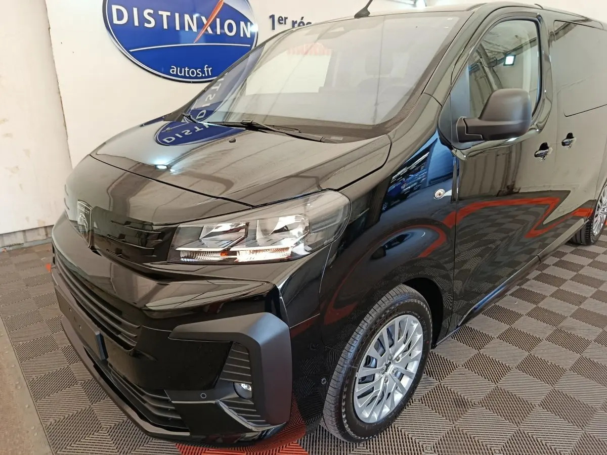 Vue 3/4 avant droit du Peugeot Expert Fourgon XL noir, mettant en valeur ses phares modernes et sa calandre lisse.