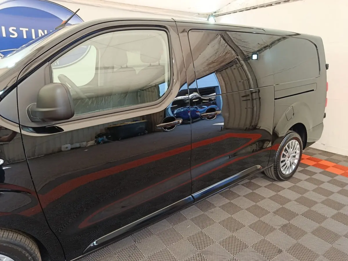 Vue latérale droite d’un Peugeot Expert Fourgon XL noir, mettant en valeur sa carrosserie lisse et ses jantes alliage.