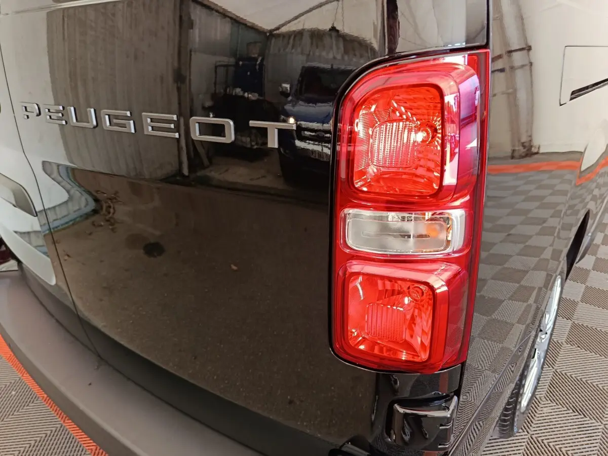 Gros plan sur le feu arrière droit et la partie arrière noire du Peugeot Expert Fourgon XL Diesel 2026.