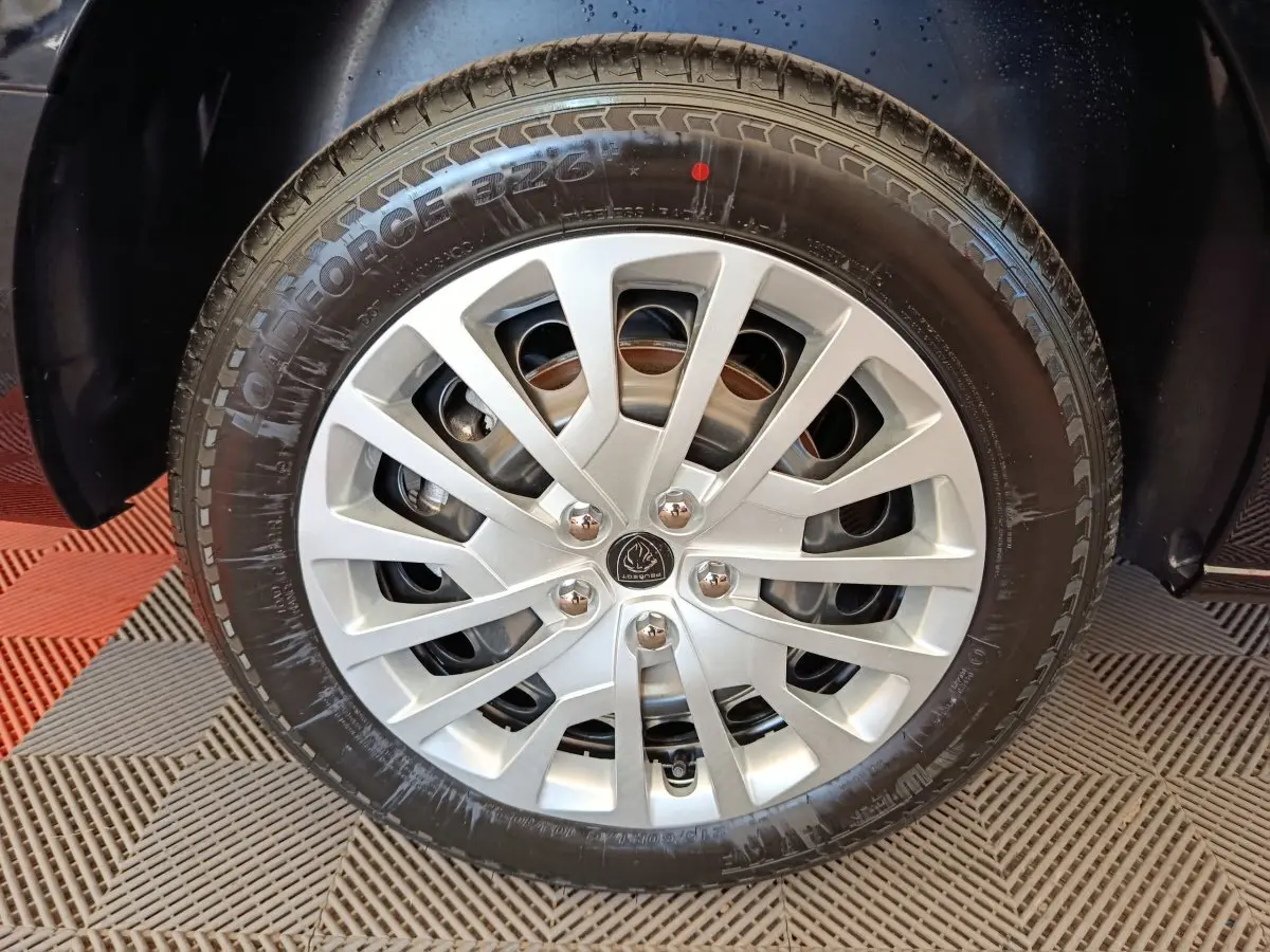 Gros plan sur la roue avant droite du Peugeot Expert Fourgon XL noir, mettant en valeur la jante argentée et le pneu.