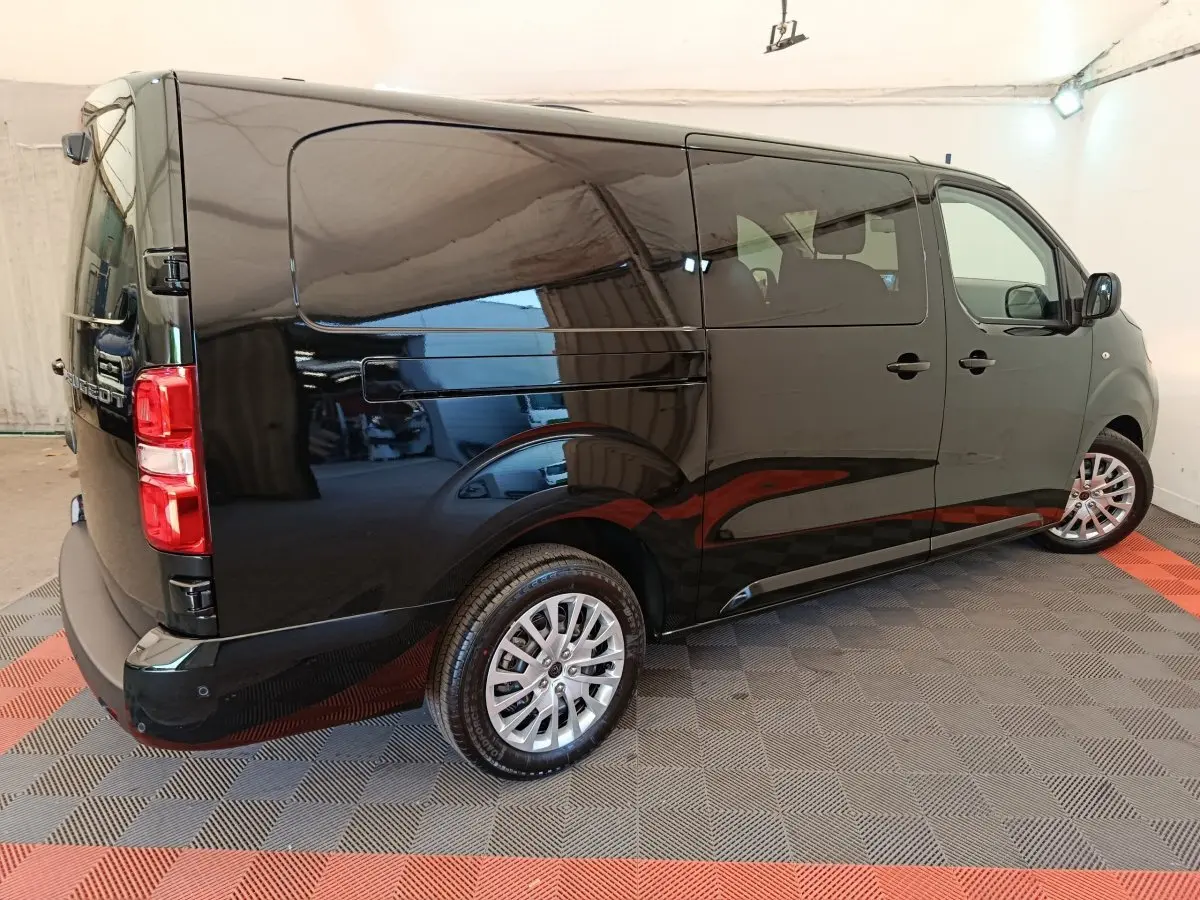 Vue 3/4 arrière droite du Peugeot Expert Fourgon XL noir, avec jantes alliage et vitres teintées arrière.
