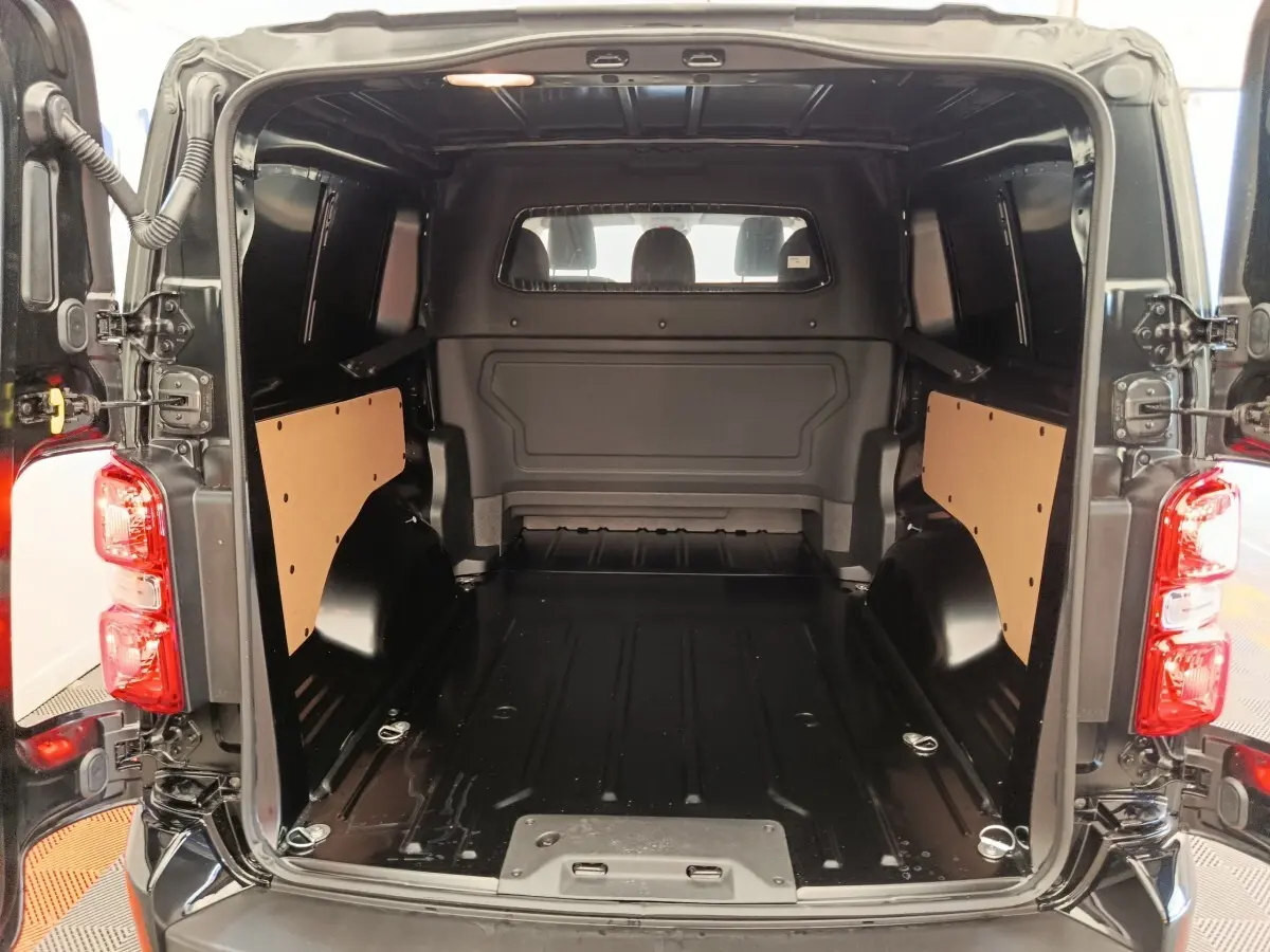 Vue arrière du Peugeot Expert Fourgon XL noir 2026, montrant l’espace de chargement vide avec cloison vitrée pleine.