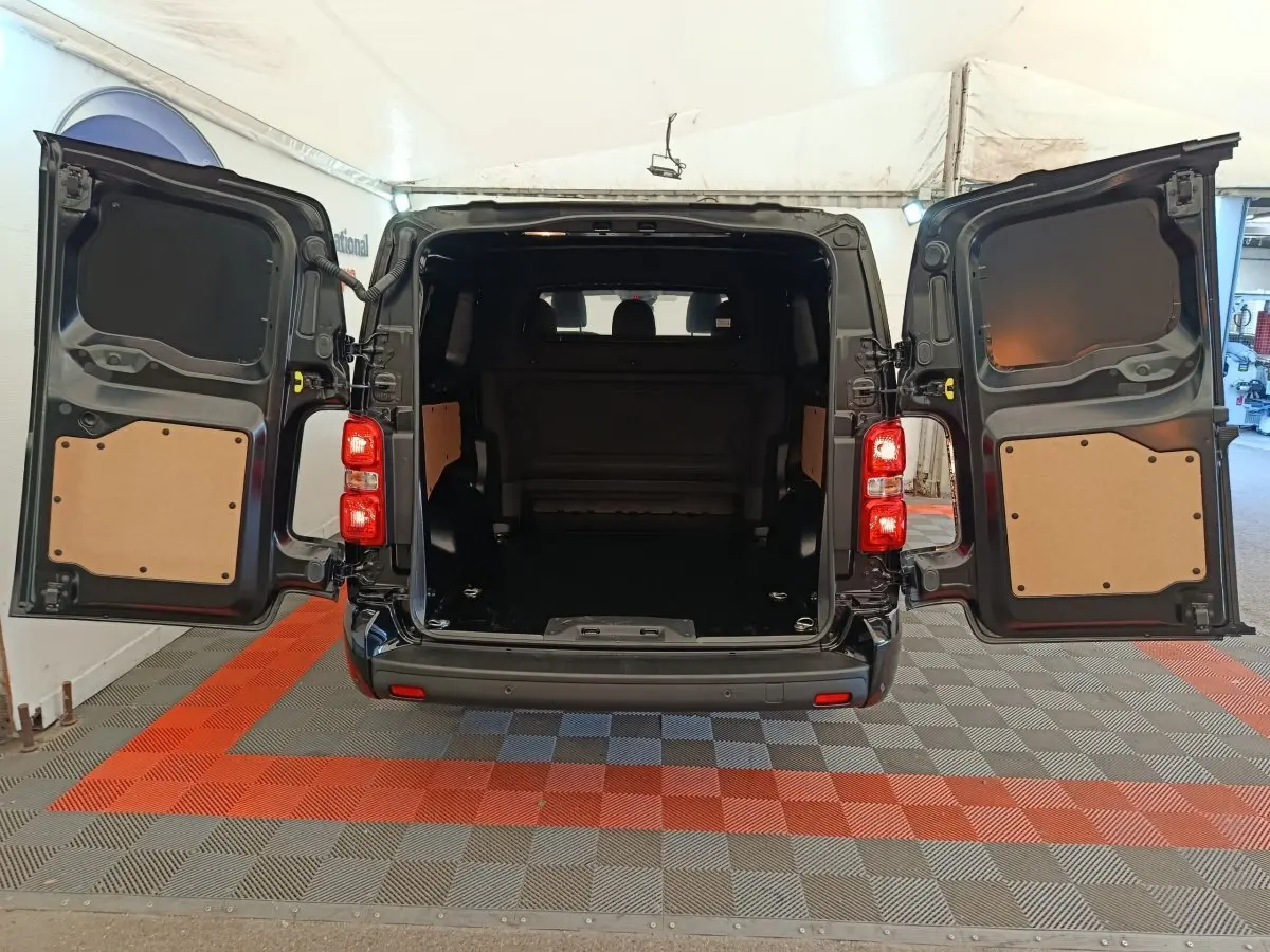 Vue arrière du Peugeot Expert Fourgon XL noir avec portes arrière ouvertes montrant l’espace de chargement vide.