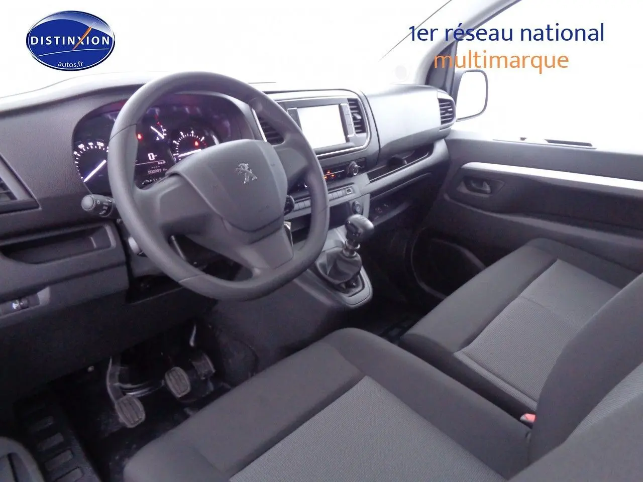Vue arrière ouverte du Peugeot Expert Cabine Approfondie gris Artense Metal montrant l'espace de chargement vide.