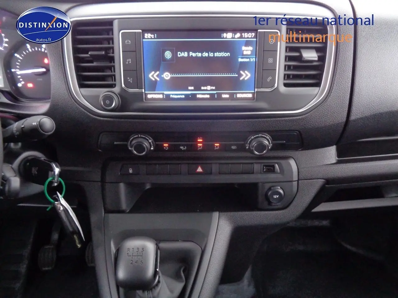Gros plan sur la commande des phares et clignotants du Peugeot Expert cabine approfondie gris Artense métal 2023.