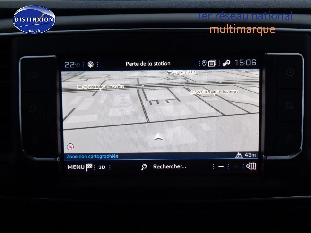 Gros plan sur la commande d'essuie-glace du Peugeot Expert gris, avec tableau de bord et console en arrière-plan.