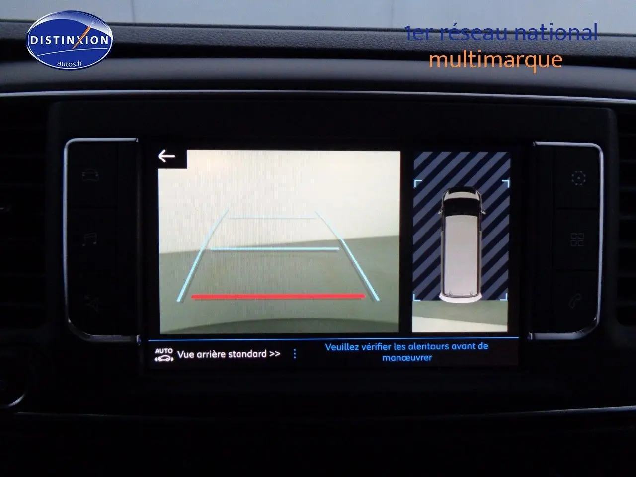 Détail des commandes des vitres et rétroviseurs sur la porte côté gauche d'un Peugeot Expert gris Artense 2023.