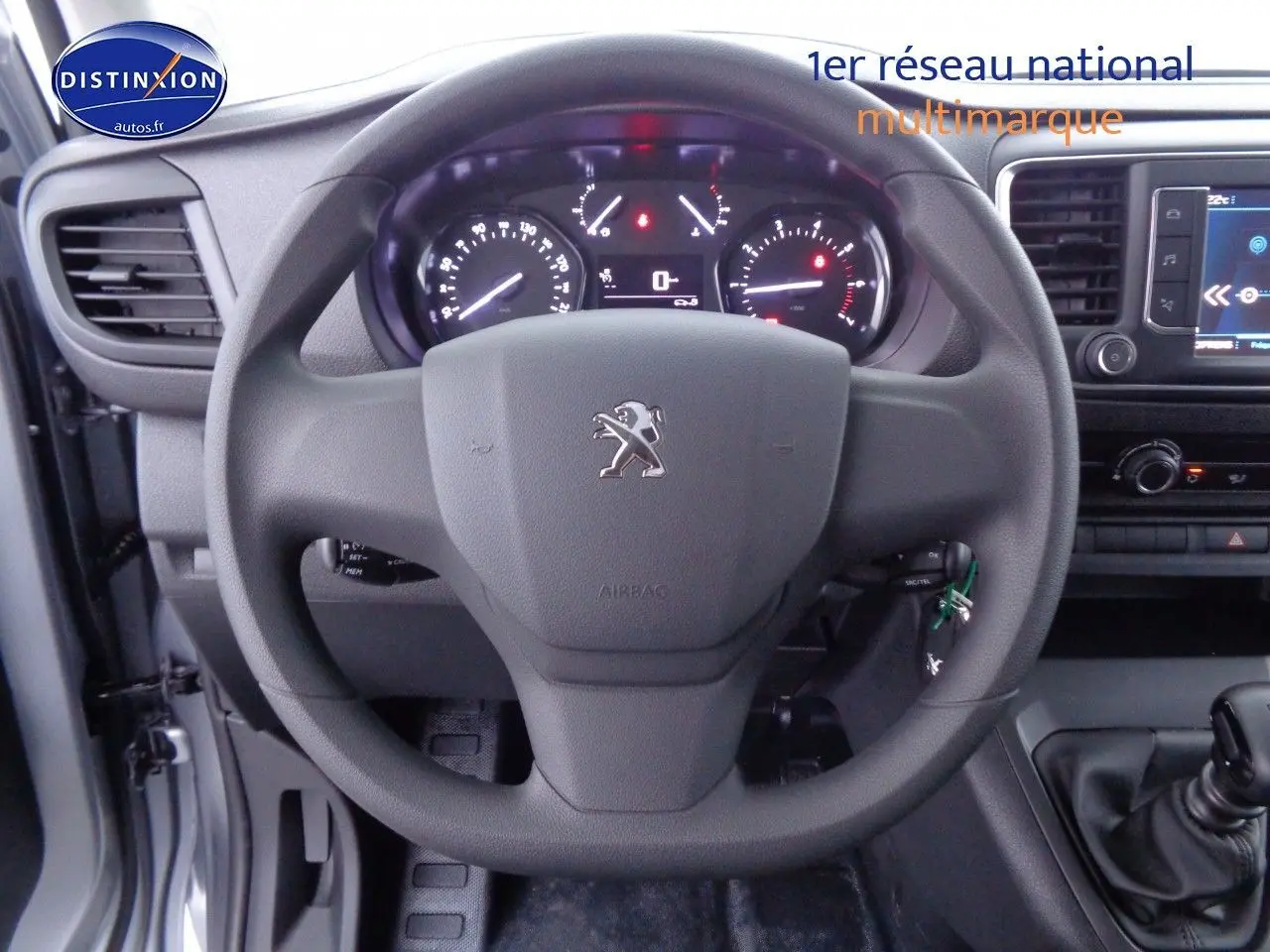 Écran tactile multimédia allumé dans l'habitacle du Peugeot Expert gris Artense, vue centrée sur la console.