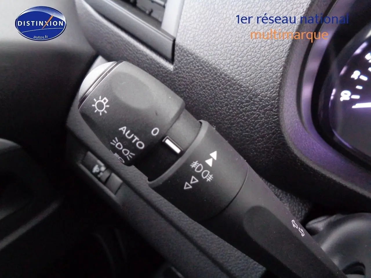 Écran tactile central du Peugeot Expert gris Artense 2023 montrant les réglages du véhicule en intérieur